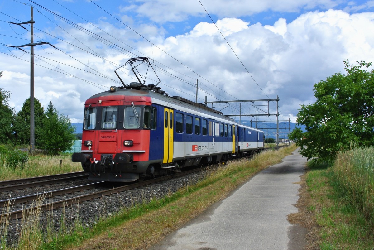 RBe 540 038-7 mit dem St 50 85 89-33 901-1 als Jail-Train bei Herzogenbuchsee, 30.06.2014.