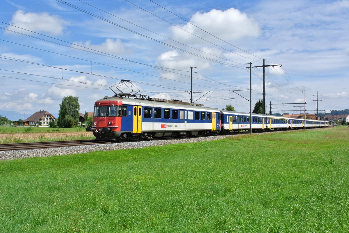 RBe 540 043-7 mit seinem Doppel RBe Pendel als Ersatz IR 2020 bei Lyssach, 08.08.2014.
