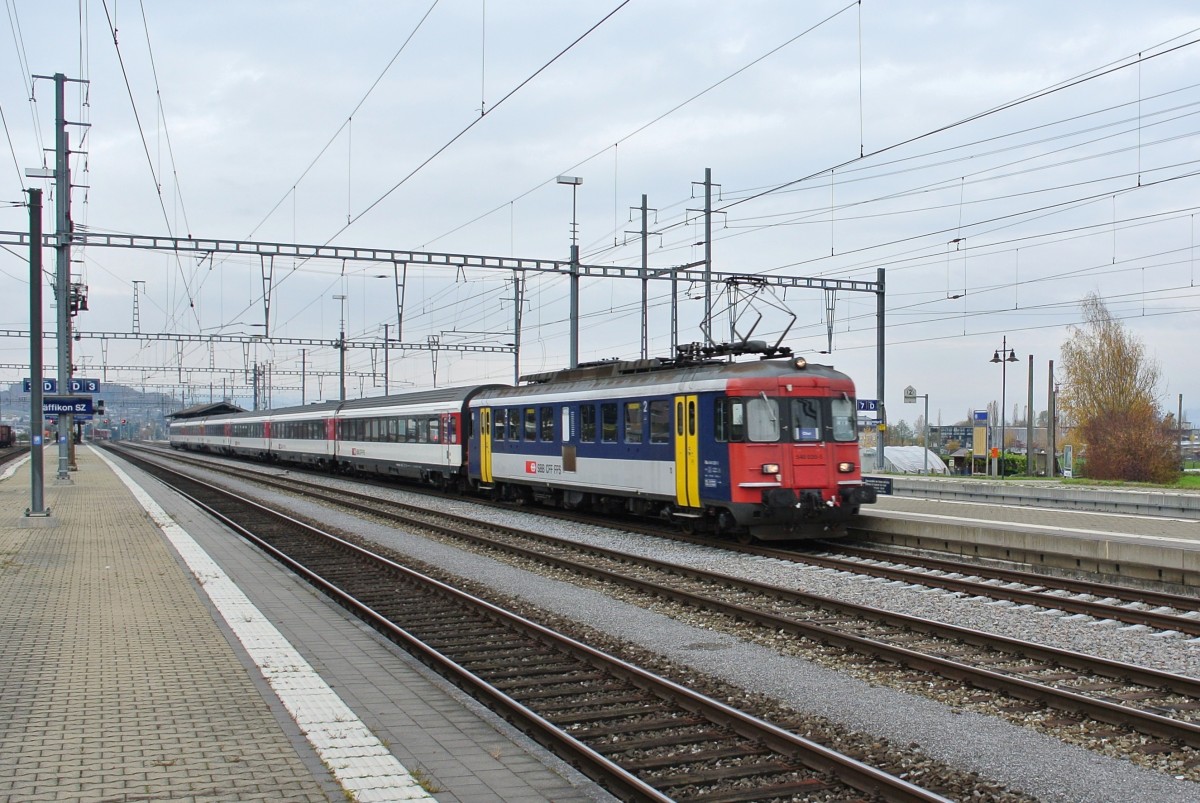 RBe im Einsatz als Lok: RBe 540 020-5 anstelle einer Re 4/4 II am IC 10769 bei Durchfahrt in Pfffikon SZ, 12.11.2014.

