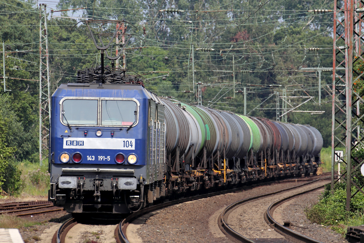 RBH 104 (143 191-5) mit RBH 126 (143 217-8) in Castrop-Rauxel 22.7.2014