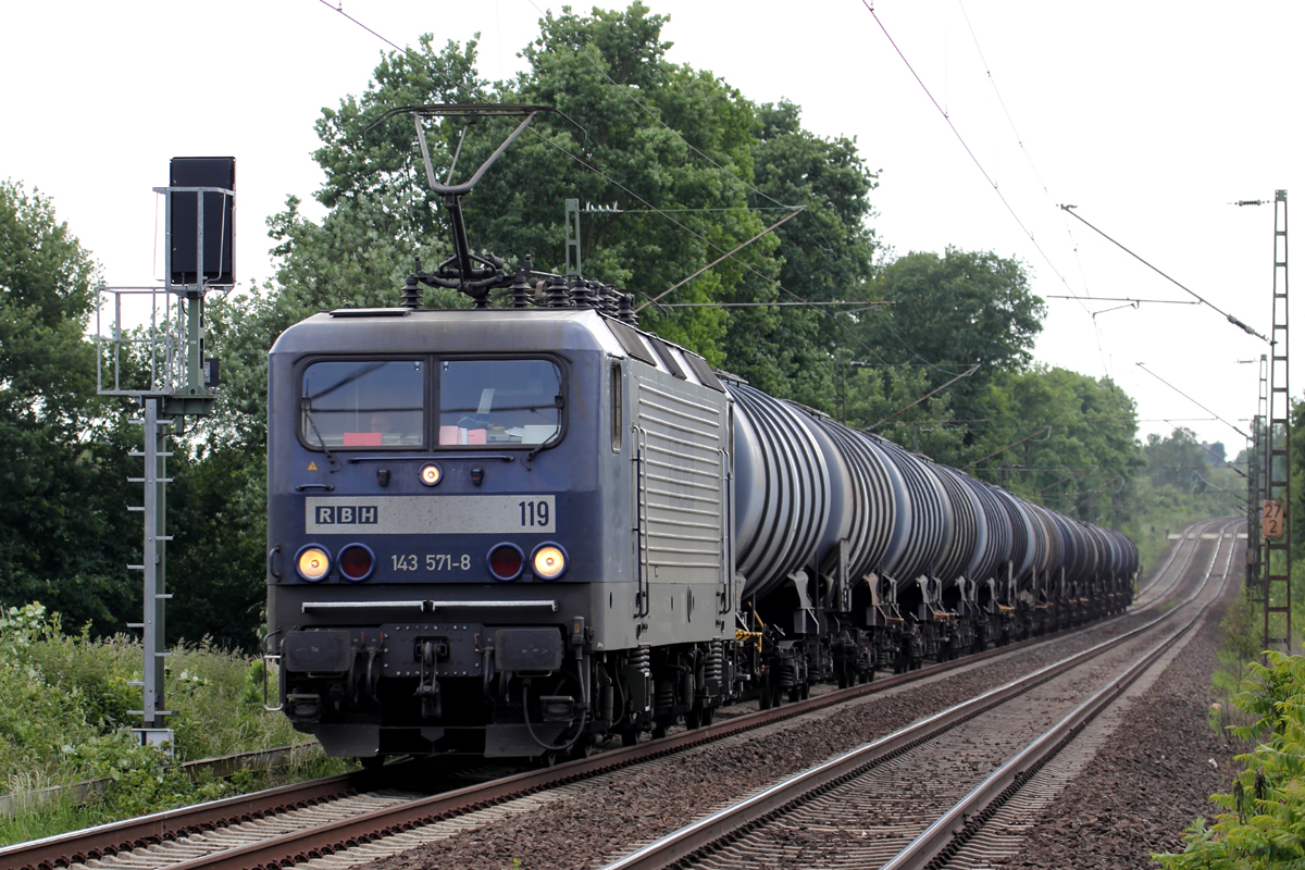 RBH 119 (143 571-8) am BÜ KM27,298 auf der Hamm-Osterfelder Strecke in Recklinghausen 9.6.2015