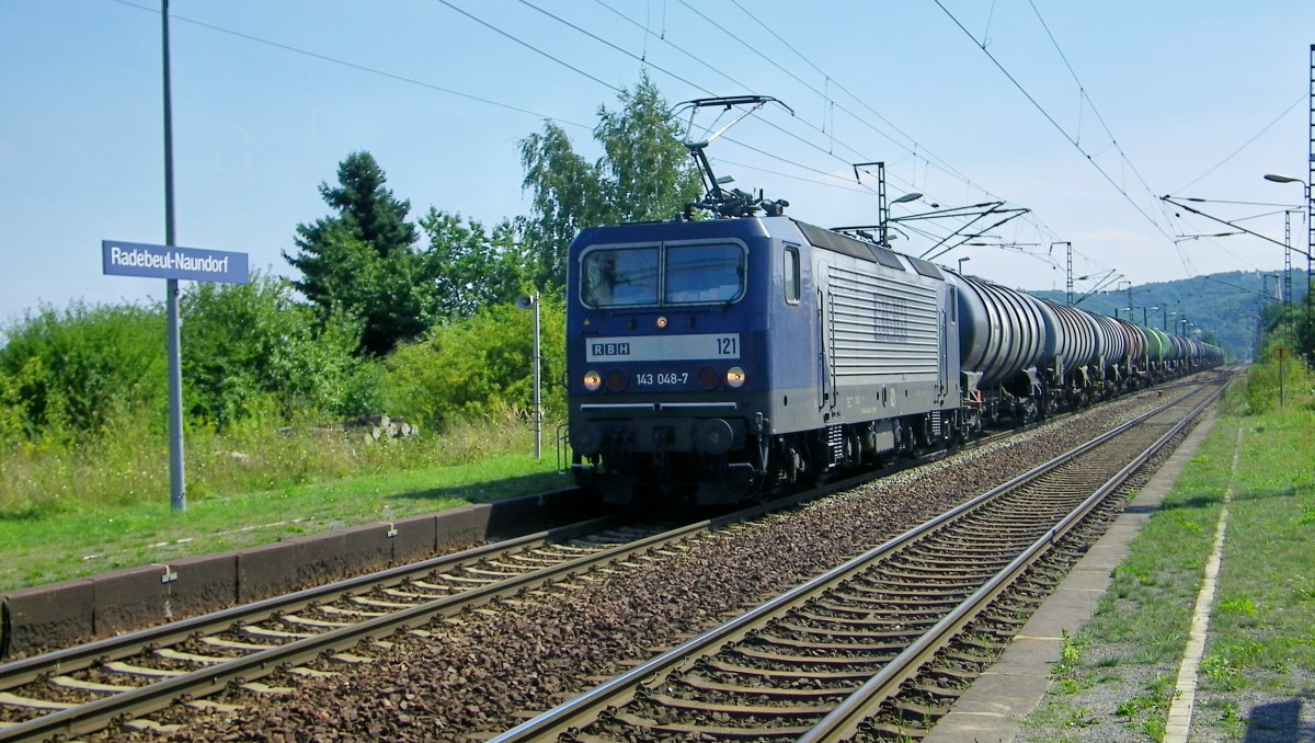 RBH 121 (143 048-7) kommt mit einem Kesselzug durch den Hp Radebeul-Naundorf gefahren Richtung Weinbhla (22.8.2013)