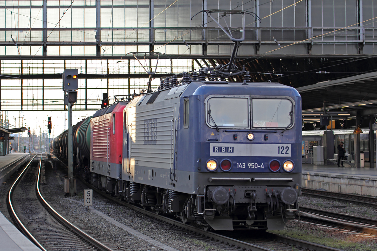 RBH 122 (143 950-4) mit RBH 131 (143 305-1) in Bremen Hbf. 25.3.2014