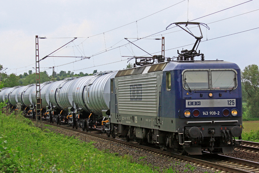 RBH 125 /  143 908-2 mit neuen Kesselwagen am 03.06.15  14:22 nördlich von Salzderhelden in Richtung Kreiensen
