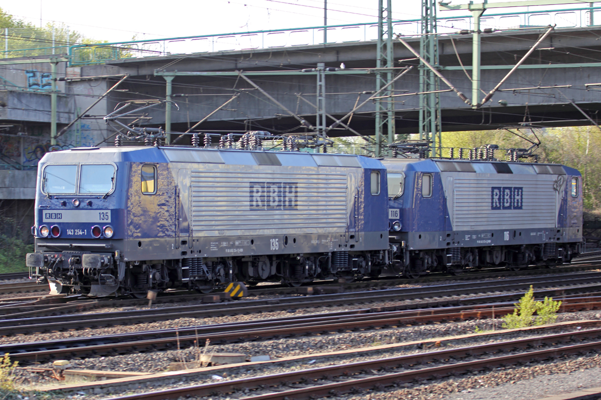 RBH 135 (143 254-1) mit RBH 116 (143 573-4) durchfahren Hamburg-Harburg 20.4.2016