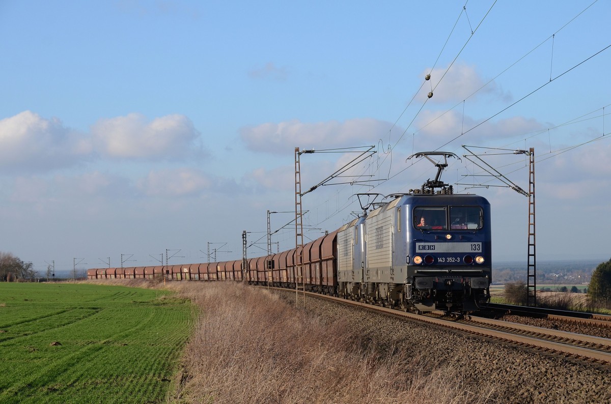 RBH 143 352 und eine weitere Maschine konnten am 17.01.2015 mit GM 49355 Wanne Eickel - Karvina Doly zwischen Benhausen und Neuenbeken bildlich festgehalten werden