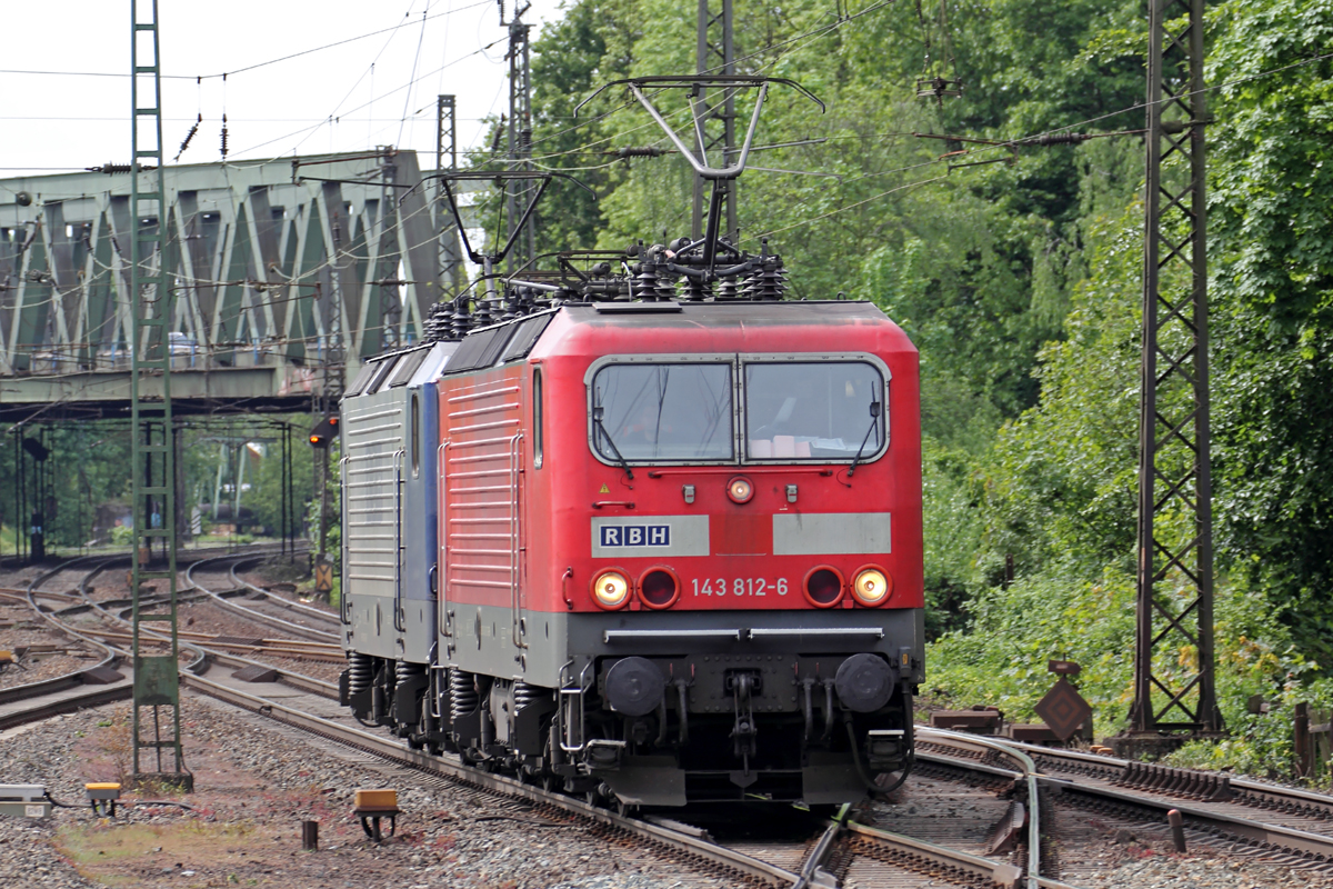 RBH 143 812-6 mit RBH 104 (143 191-5) durchfahren Recklinghausen-Süd 11.5.2015