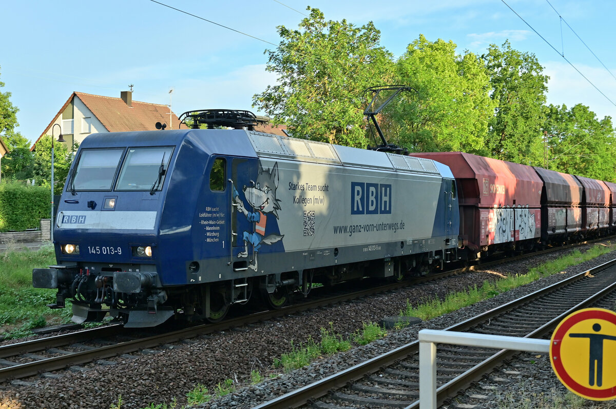 RBH 145 013 mit leeren Kohlewagen in Offenau gen Heidelberg 15.8.2022