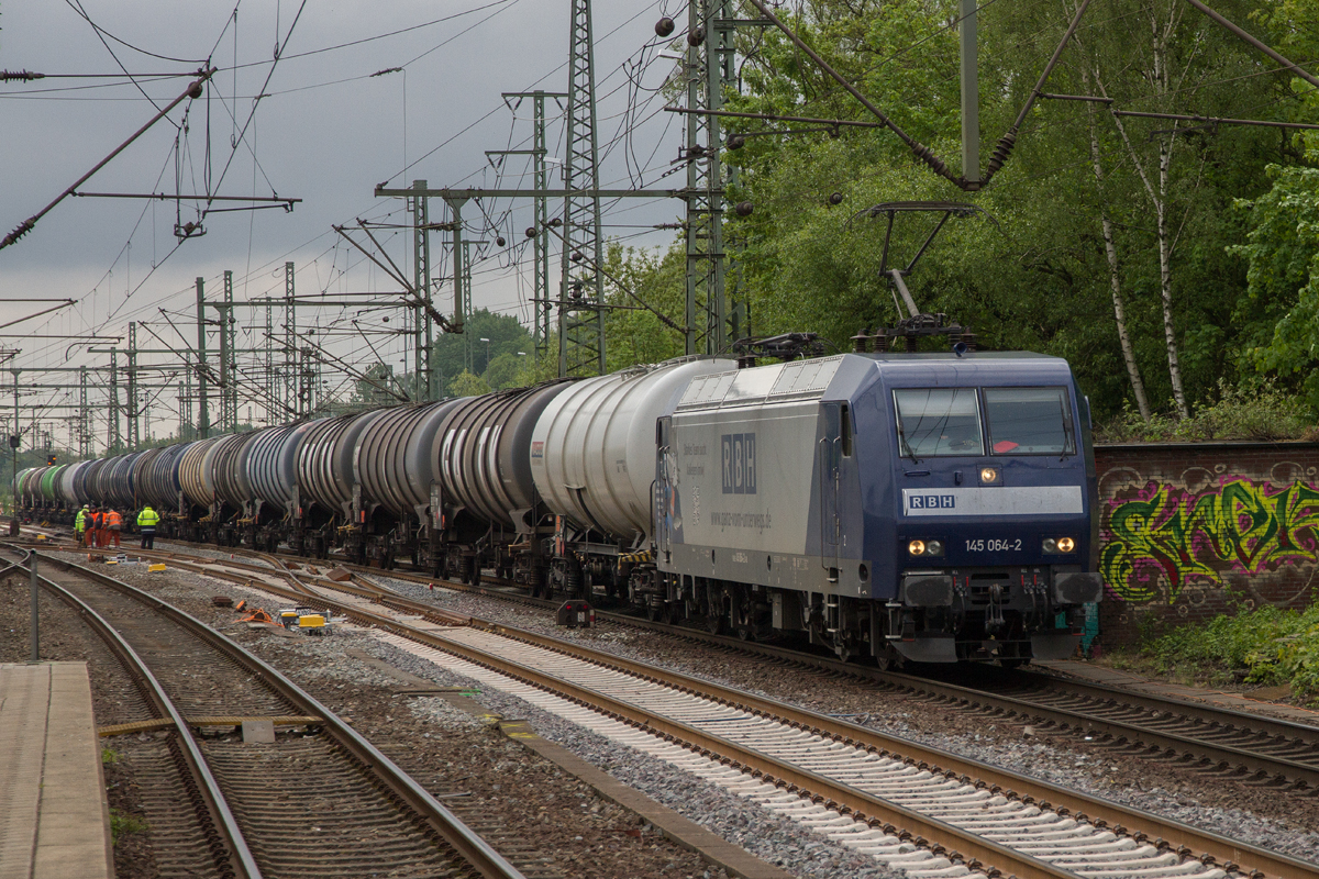 RBH 145 064-2 mit einem Kesselzug in Hamburg Harburg, am 17.05.2019.