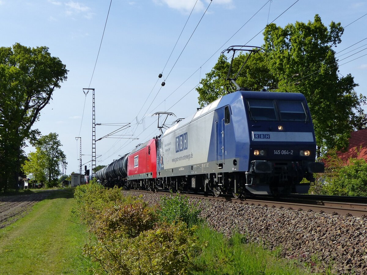 RBH 145 064 und Schwesterlok mit Kesselzug von Holthausen zwischen Salzbergen und Rheine (Deves), 14.05.19