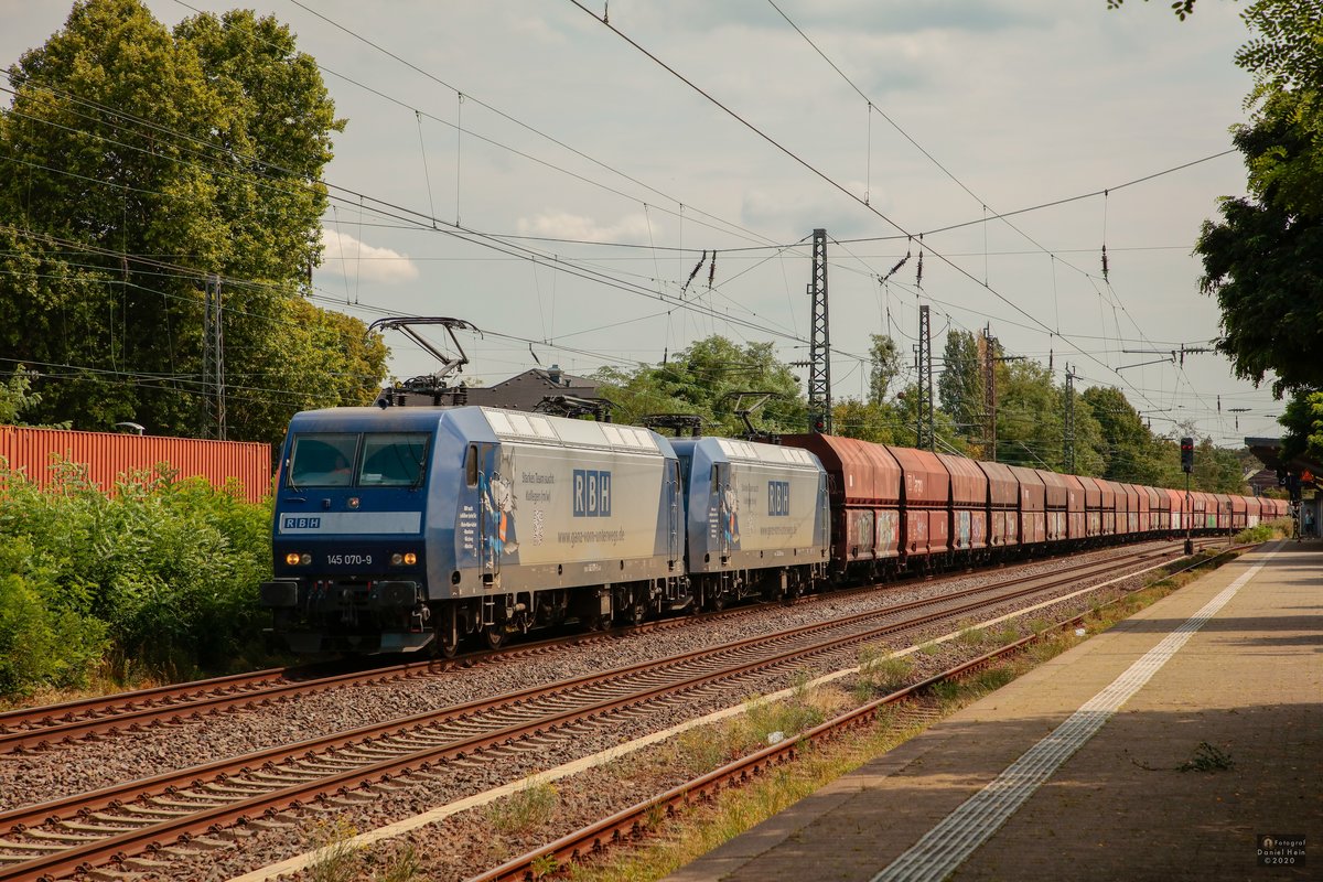 RBH 145 070-9 & RBH 145 055 mit Kohlezug in Hilden, August 2020.