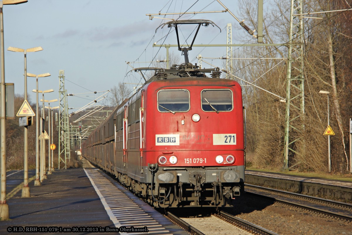 RBH 151 079-1 (RBH271) mit Kohlezug in Bonn Oberkassel, Dezember 2013.