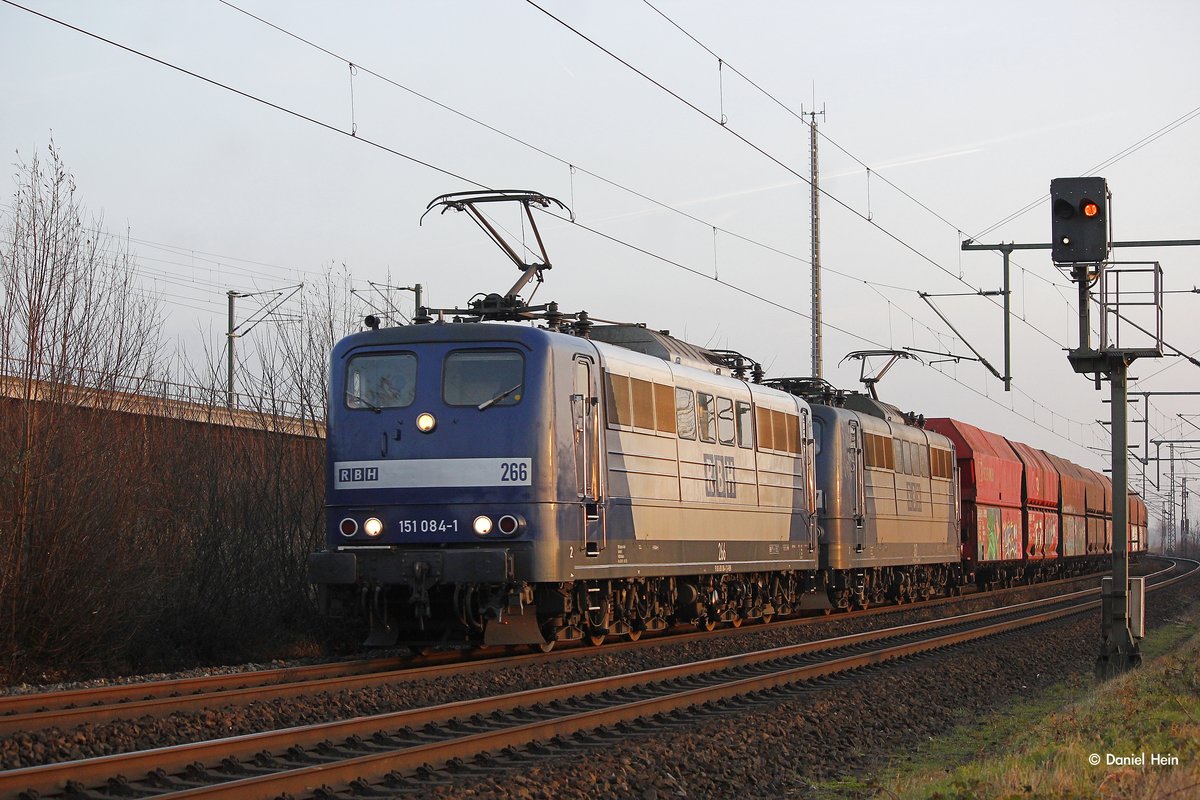 RBH 151 084-1 mit einem Kohlezug in Köln Porz Wahn, am 16.12.2016.