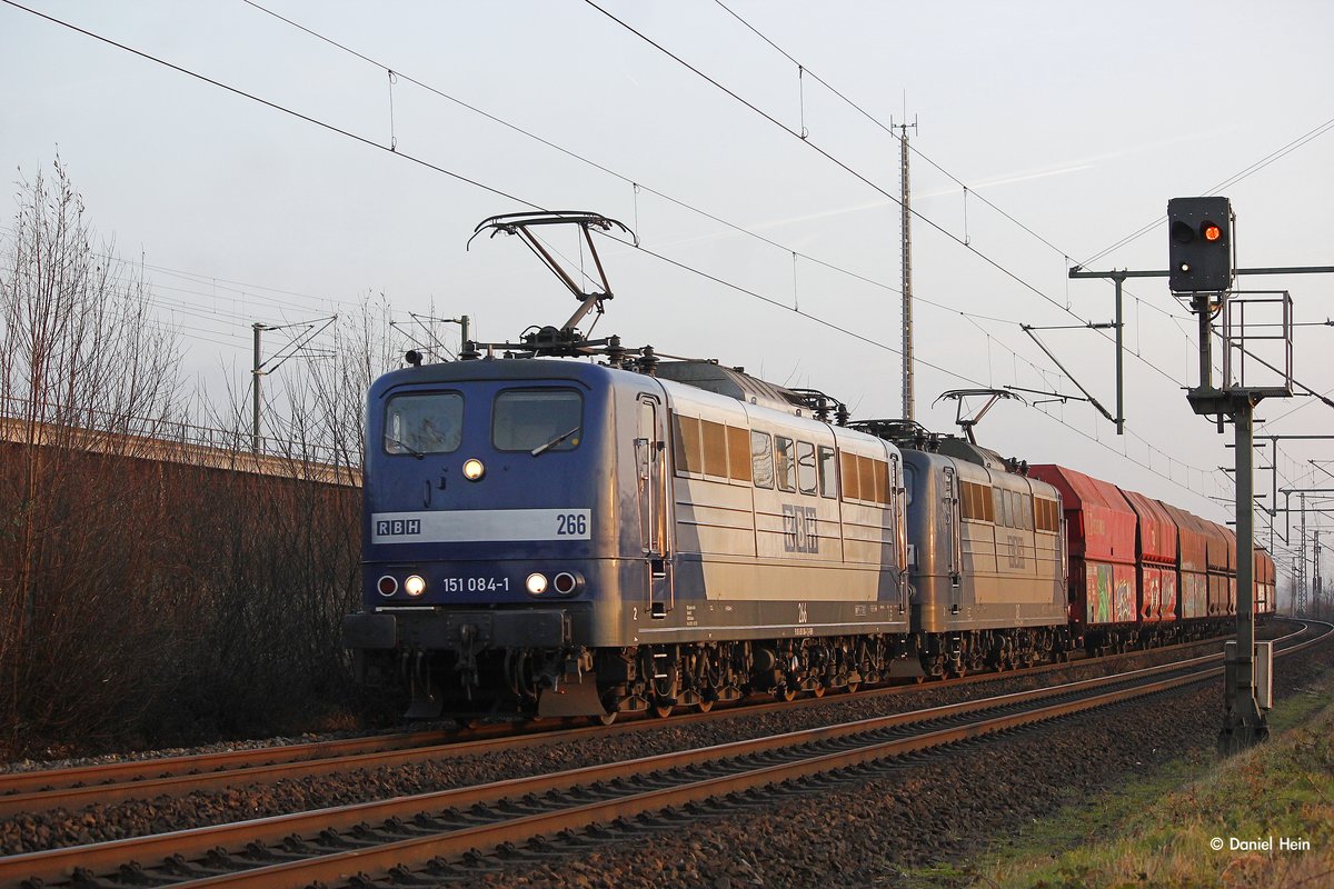 RBH 151 084-1 mit Kohlezug in K�ln Porz Wahn, Dezember 2016.