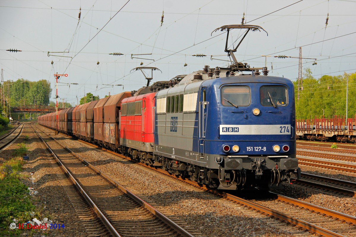 RBH 151 127-8 (RBH 274) & 151 144 mit Kohlezug in D�sseldorf Rath, April 2014.
