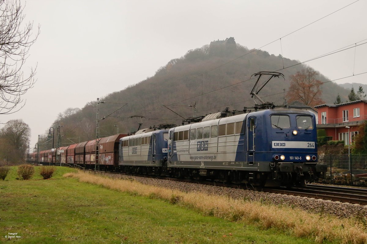RBH 151 143-4 mit Erzzug in Bad Breisig, Dezember 2017.