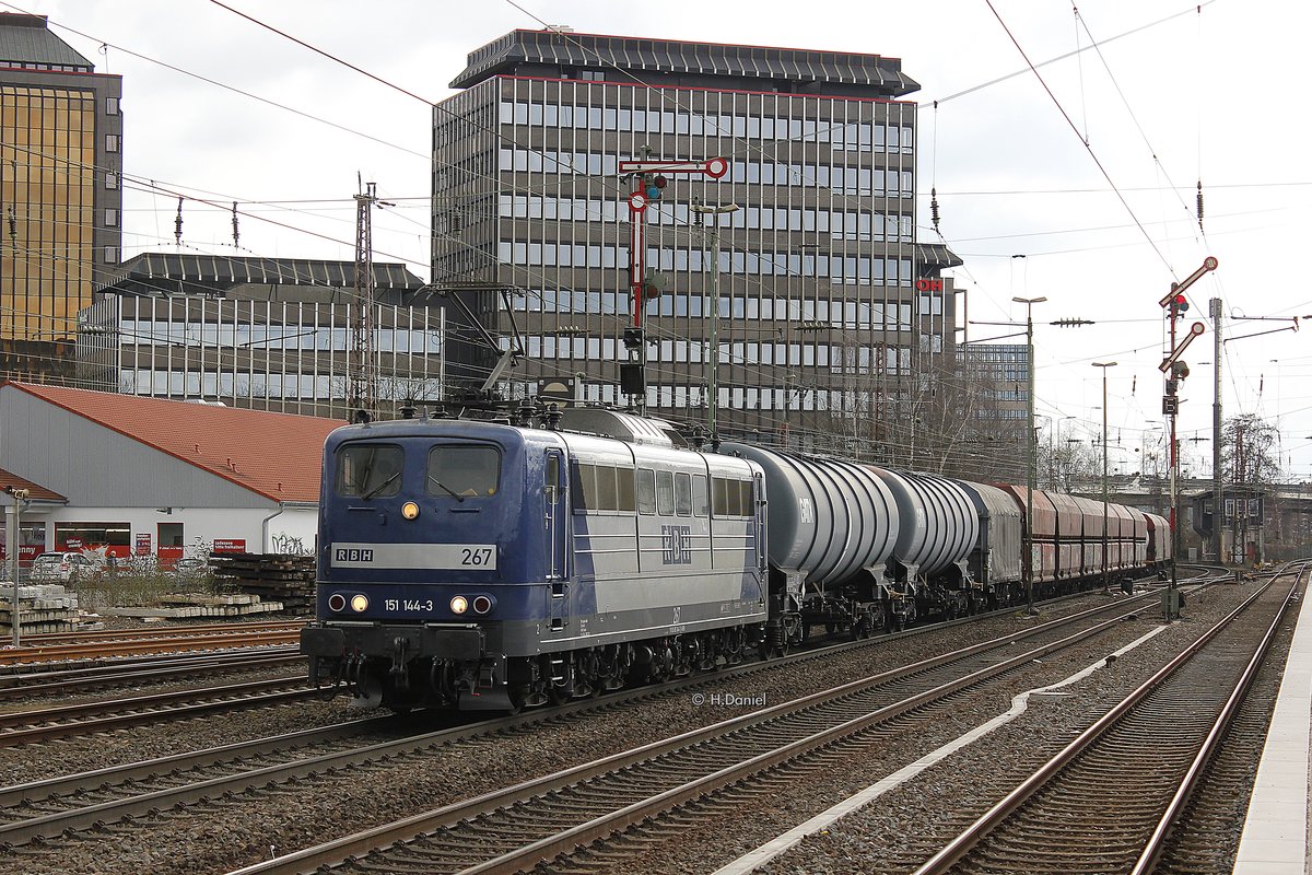 RBH 151 144-3 (RBH267) mit G�terzug in D�sseldorf Rath, M�rz 2016.