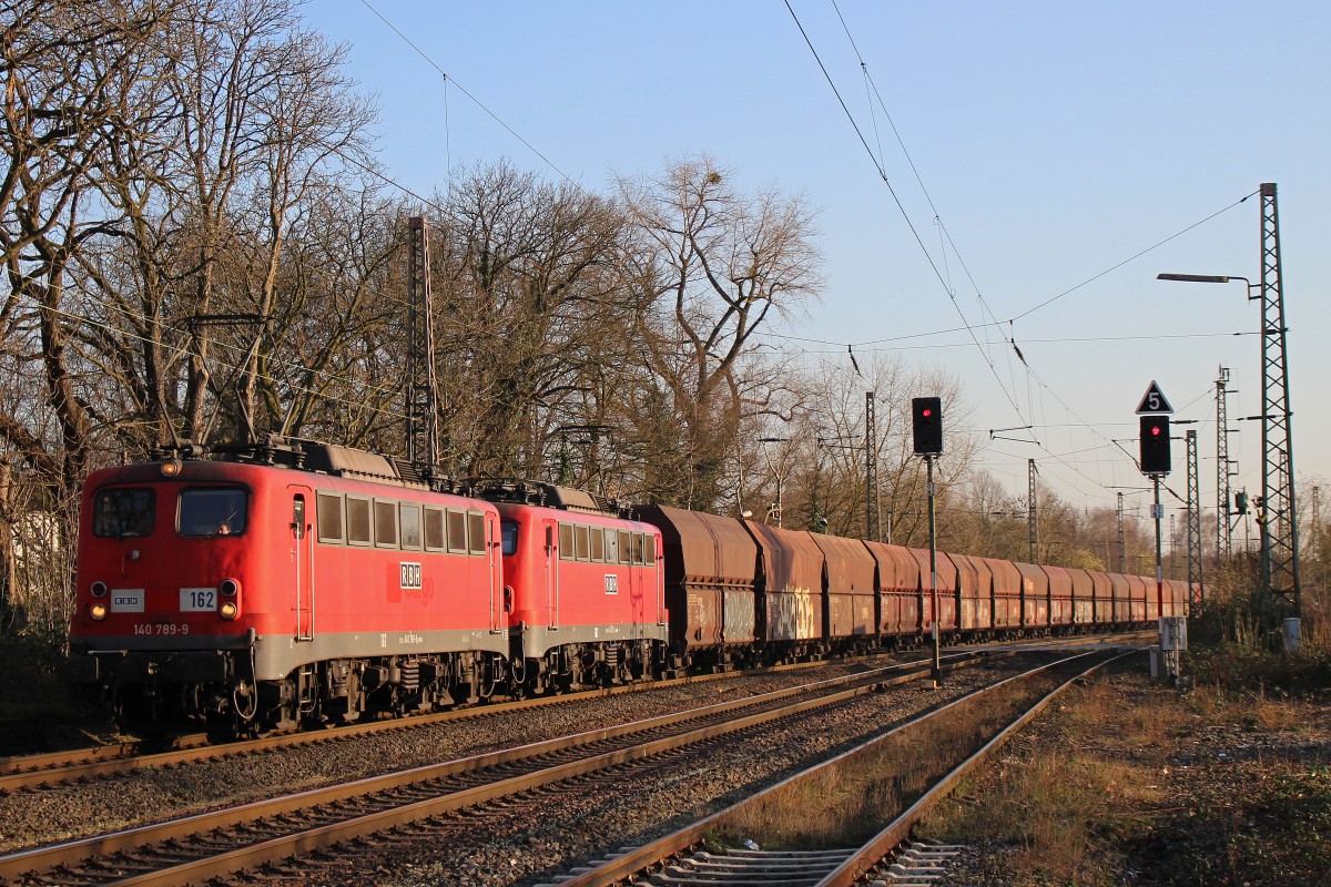 RBH 162 (140 789) am 10.3.14 mit einer weiteren RBH 140er und einem leeren Kohlewagenzug in Ratingen-Lintorf.