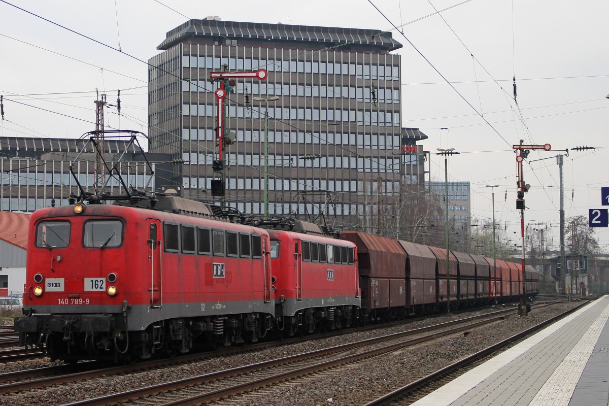RBH 162 (140 789) am 7.3.14 mit einer weiteren RBH 140er und einem Flans Zug in Düsseldorf-Rath..