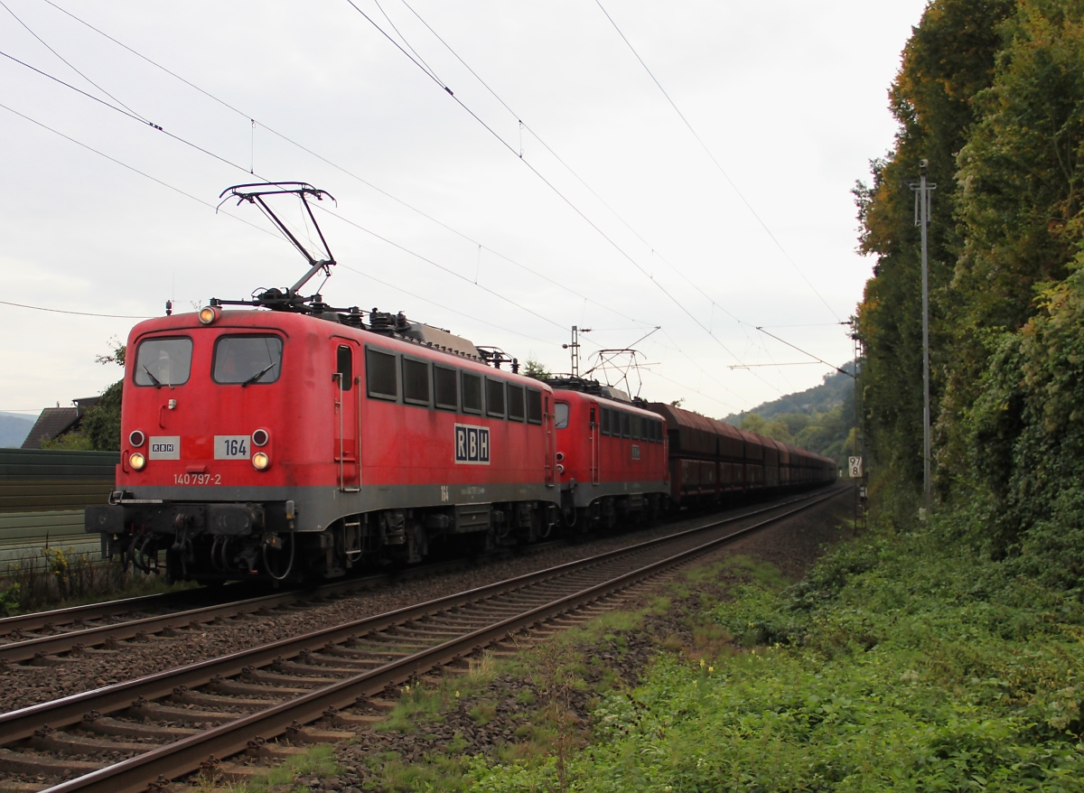 RBH 164 (140 797-2) in Doppeltraktion mit RBH 162 (140 789-9) mit Erzzug in Fahrtrichtung Norden. Aufgenommen bei Koblenz-Stolzenfels am 04.10.2013.