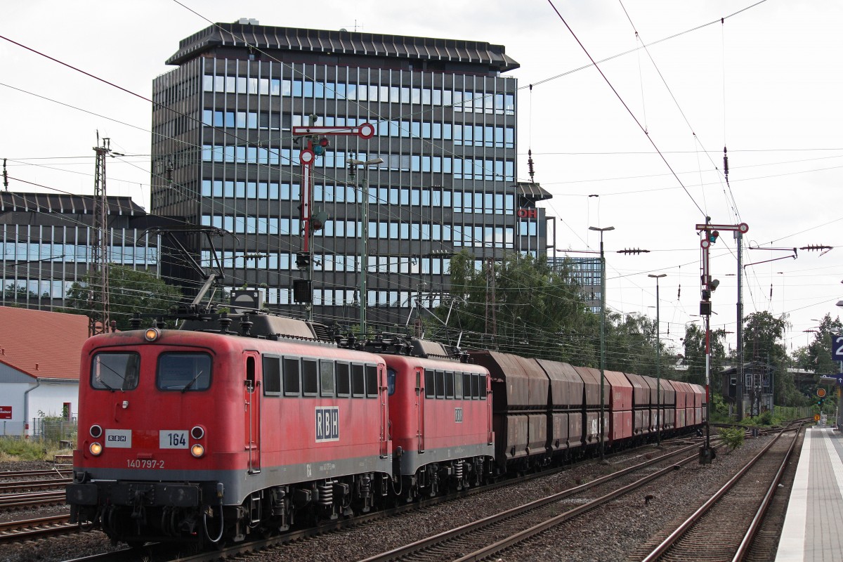 RBH 164 (140 797) am 3.8.13 mit einer weiteren RBH 140 und einem Kohlezug in Dsseldorf-Rath.