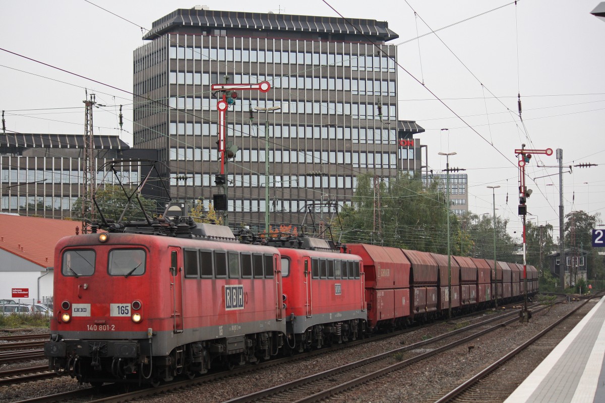 RBH 165 (140 801) mit einer weiteren RBH 140er und einem Kohlewagenzug am 16.10.13 in Düsseldorf-Rath.