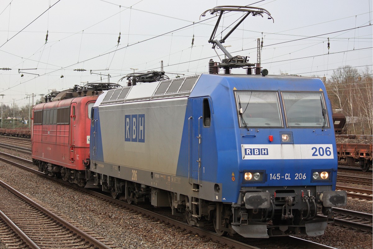 RBH 206 (145-CL 206) zog am 15.4.13 die RBH 267 (151 144) durch Dsseldorf-Rath.