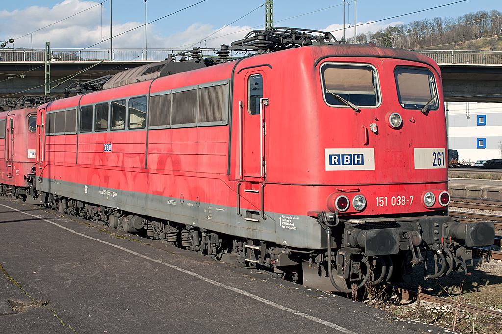 RBH 261 ( 91 80 6151 038-7 D-RBH ), ex 91 80 6151 038-7 D-DB, Krauss-Maffei AG, [D]-München 19657, Baujahr 1974, Eigentümer: RBH Logistics GmbH, [D]-Gladbeck, Erst-Bw Nürnberg Rbf., 06.02.2014, Plochingen / Neckar 