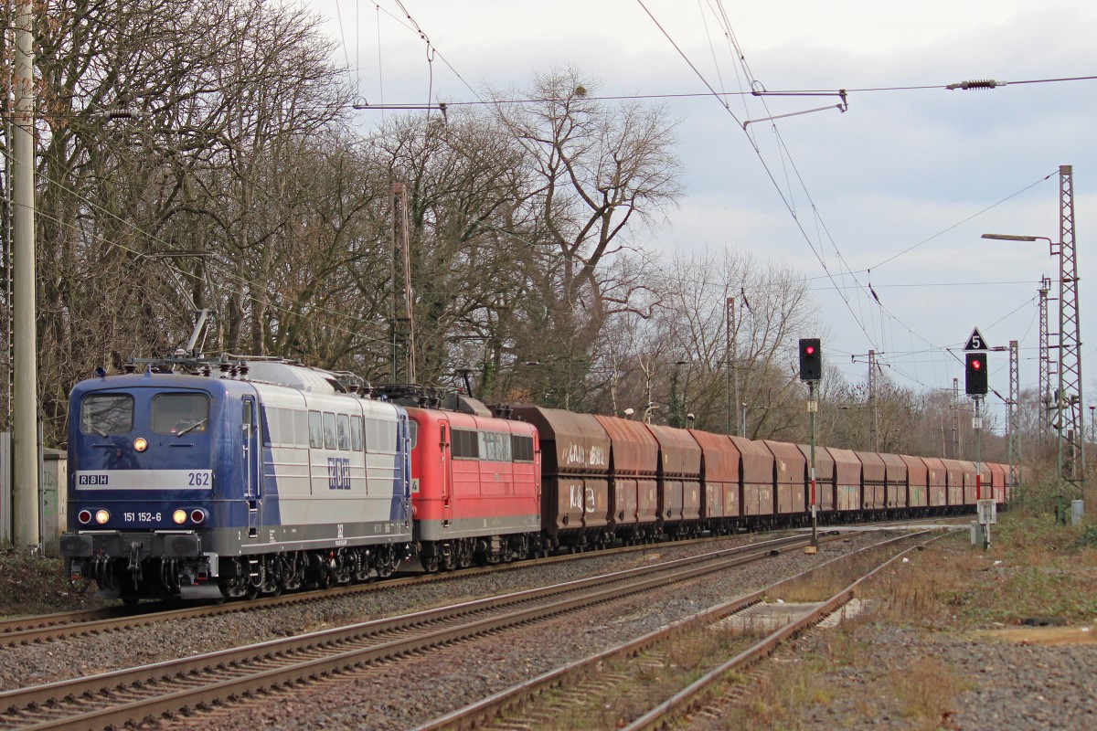 RBH 262 (151 152)+RBH 264 (151 143) am 1.3.14 mit einem Kohlezug in Ratingen-Lintorf.