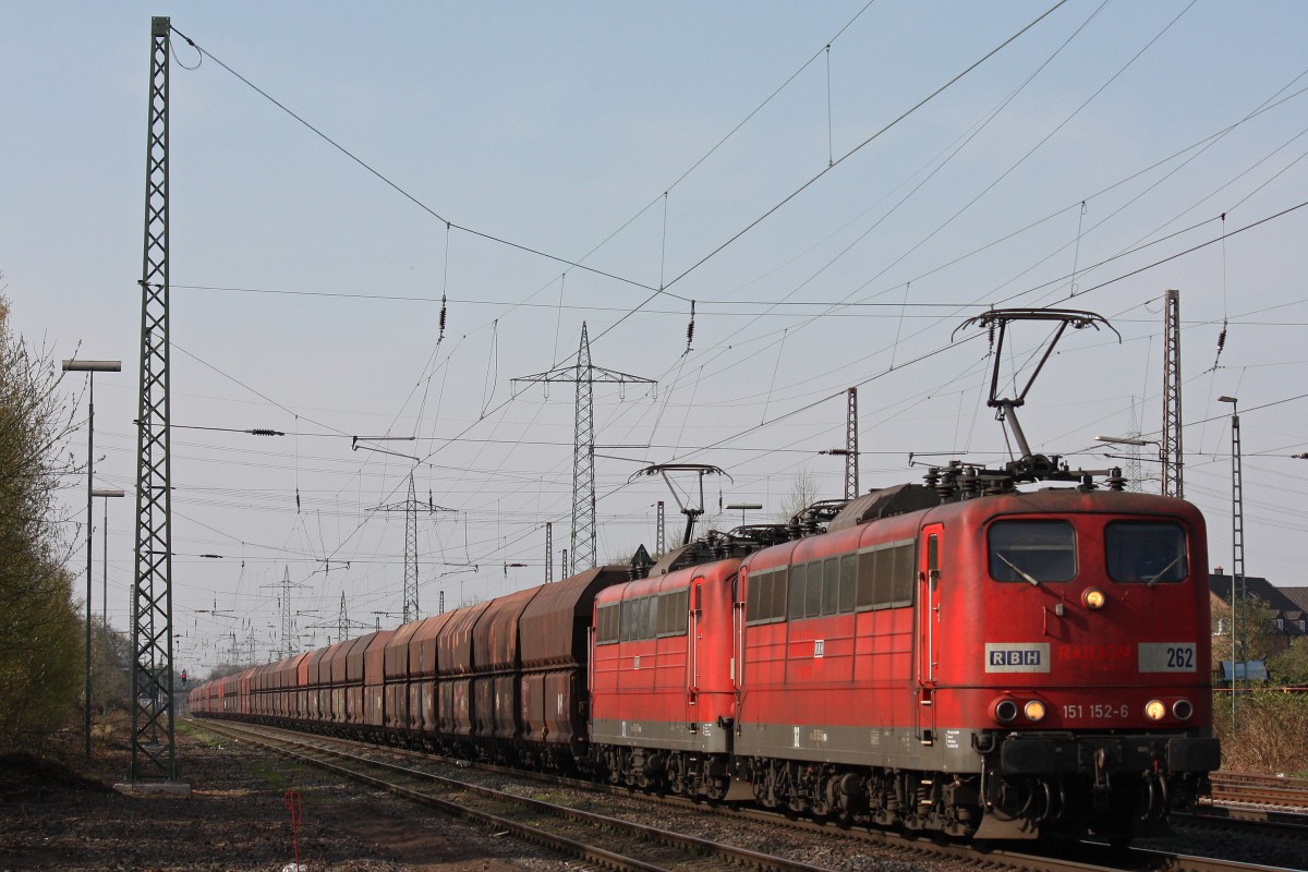 RBH 262 (151 152)+RBH 272 (151 081) zogen am 22.4.13 einen Kohlezug von Oberhausen-West nach Plochingen durch Ratingen-Lintorf.
