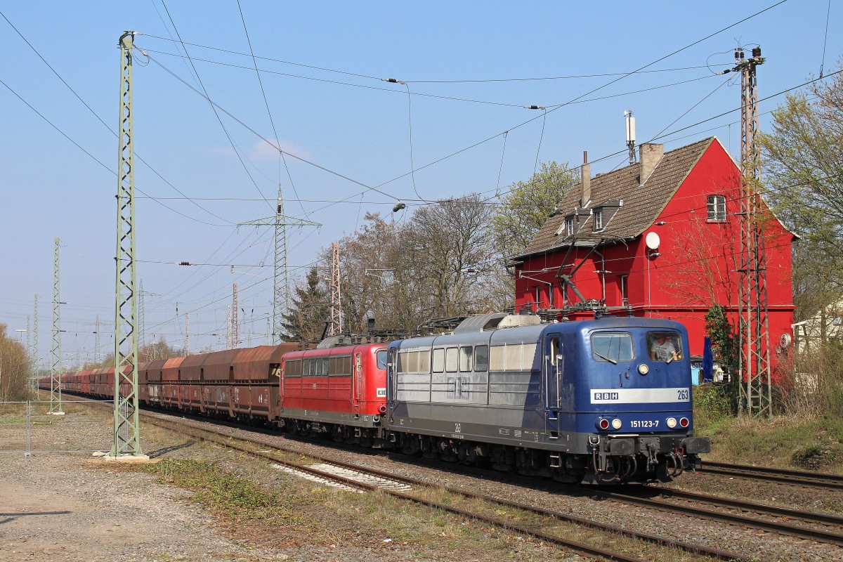 RBH 263 (151 123) mit einer weiteren RBH 151er und einem Kohlezug in Ratingen-Lintorf.