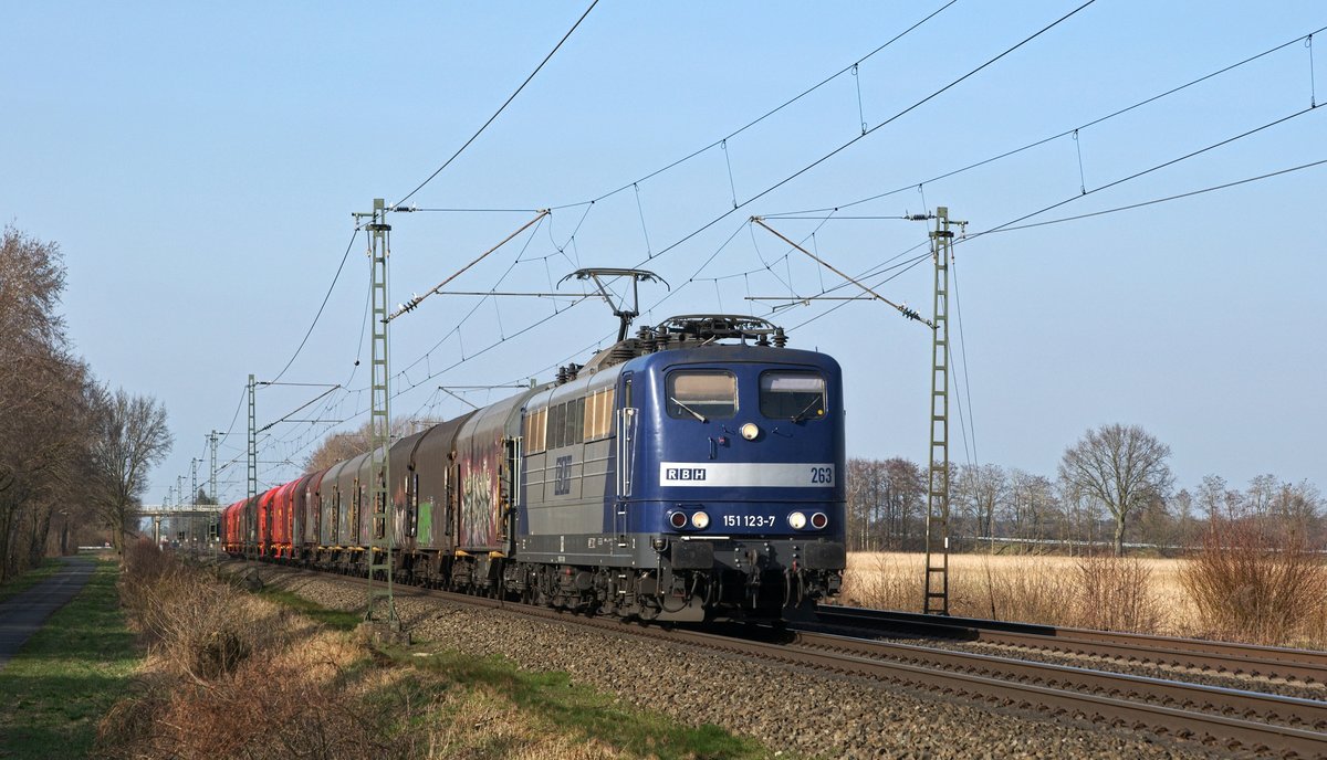 RBH 263 (151 123) schleppt einen Schiebeplanenwagenzug am 16.03.17 zwischen Lembruch und Diepholz in Richtung Osnabrück.  