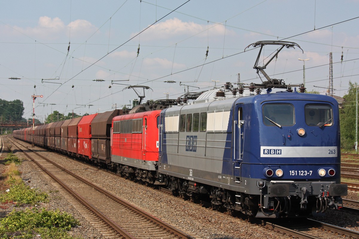 RBH 263 (151 123)+RBH 276 (151 151) am 27.5.13 mit einem Kohlezug von Oberhausen-West nach Plochingen in D�sseldorf-Rath.