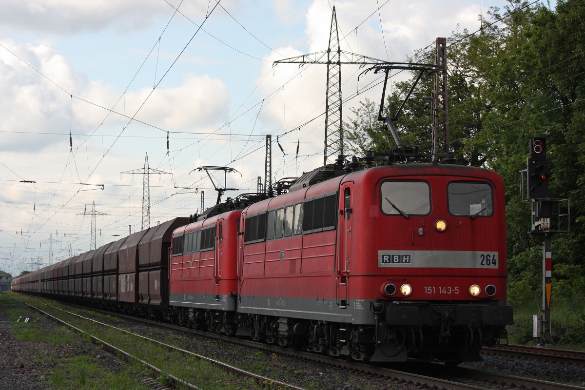 RBH 264 (151 143) am 23.5.13 mit einer weiteren RBH 151 und einem Kohlezug nach Plochingen in Ratingen-Lintorf.