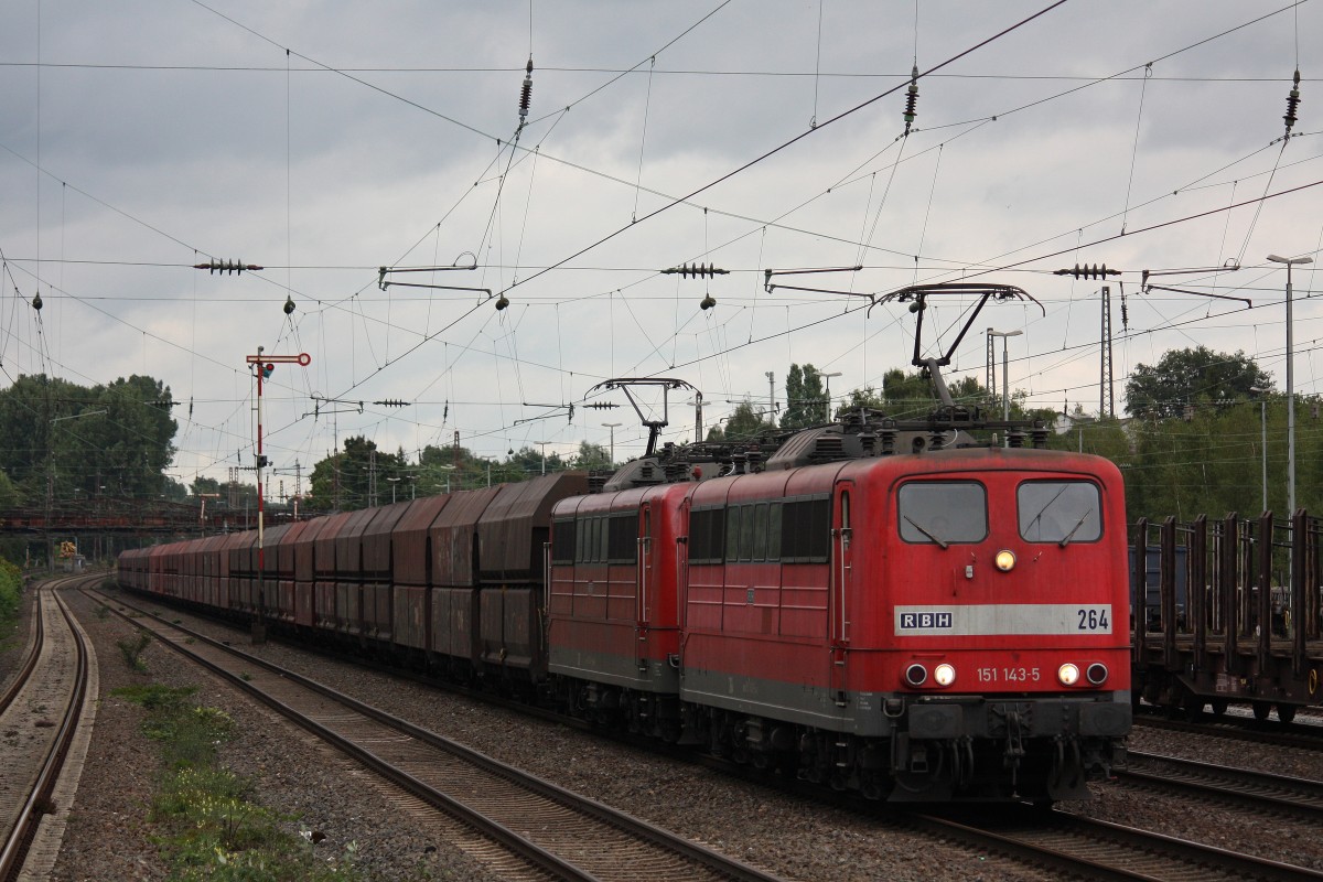 RBH 264 (151 143) am 19.4.13 mit einer weiteren 151er und einem Kohlezug in D�sseldorf-Rath.