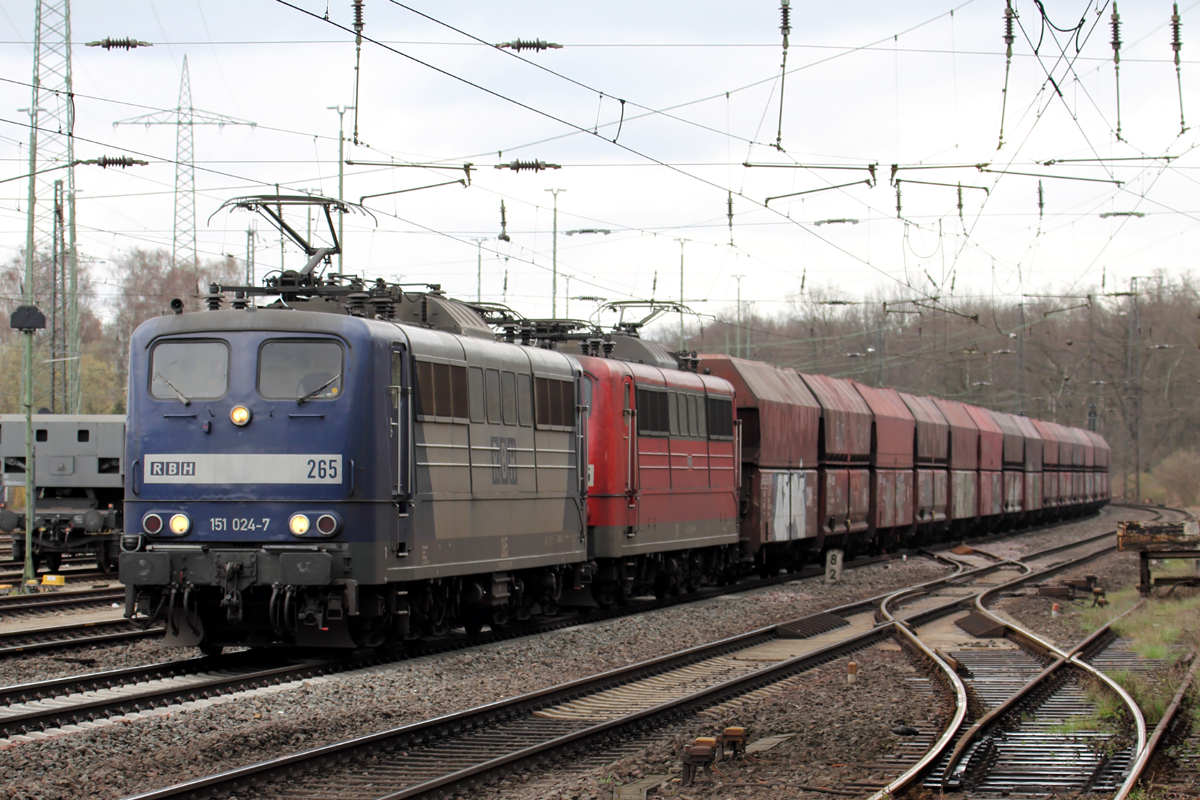 RBH 265 (151 024-7) mit RBH 275 (151 147-6) in Duisburg-Entenfang 5.4.2018