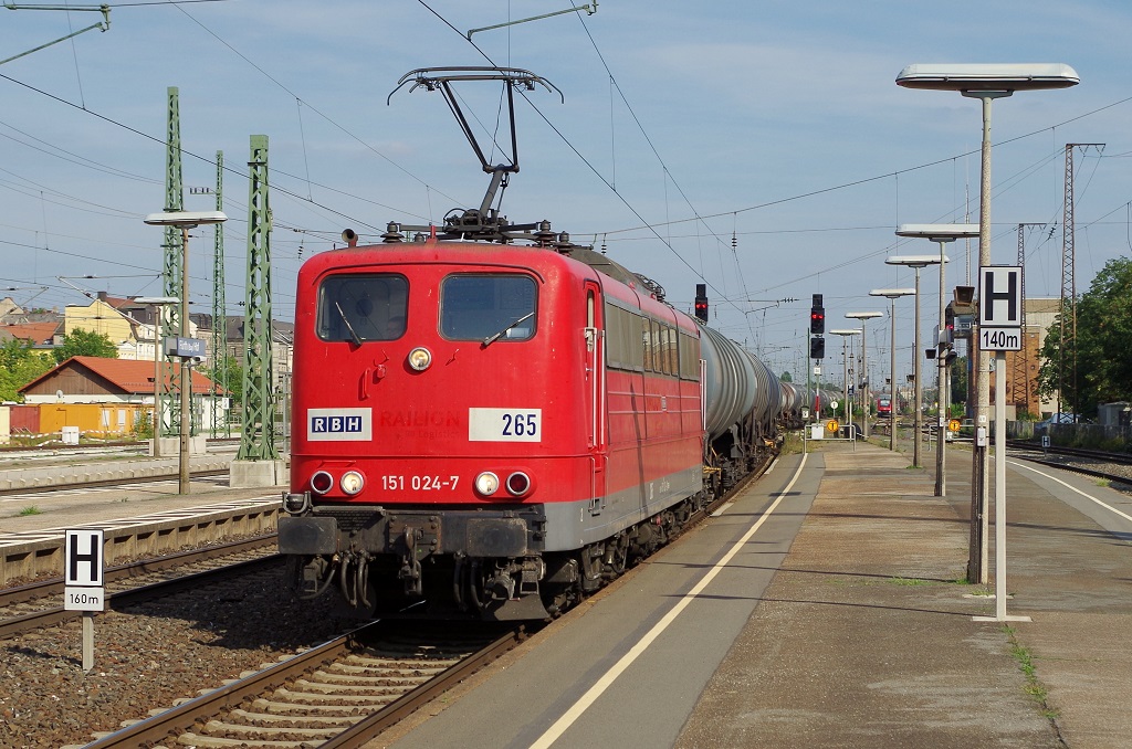 RBH 265 mit Kesselwagenzug am 22.08.2013 in Frth Hbf gen Wrzburg. 