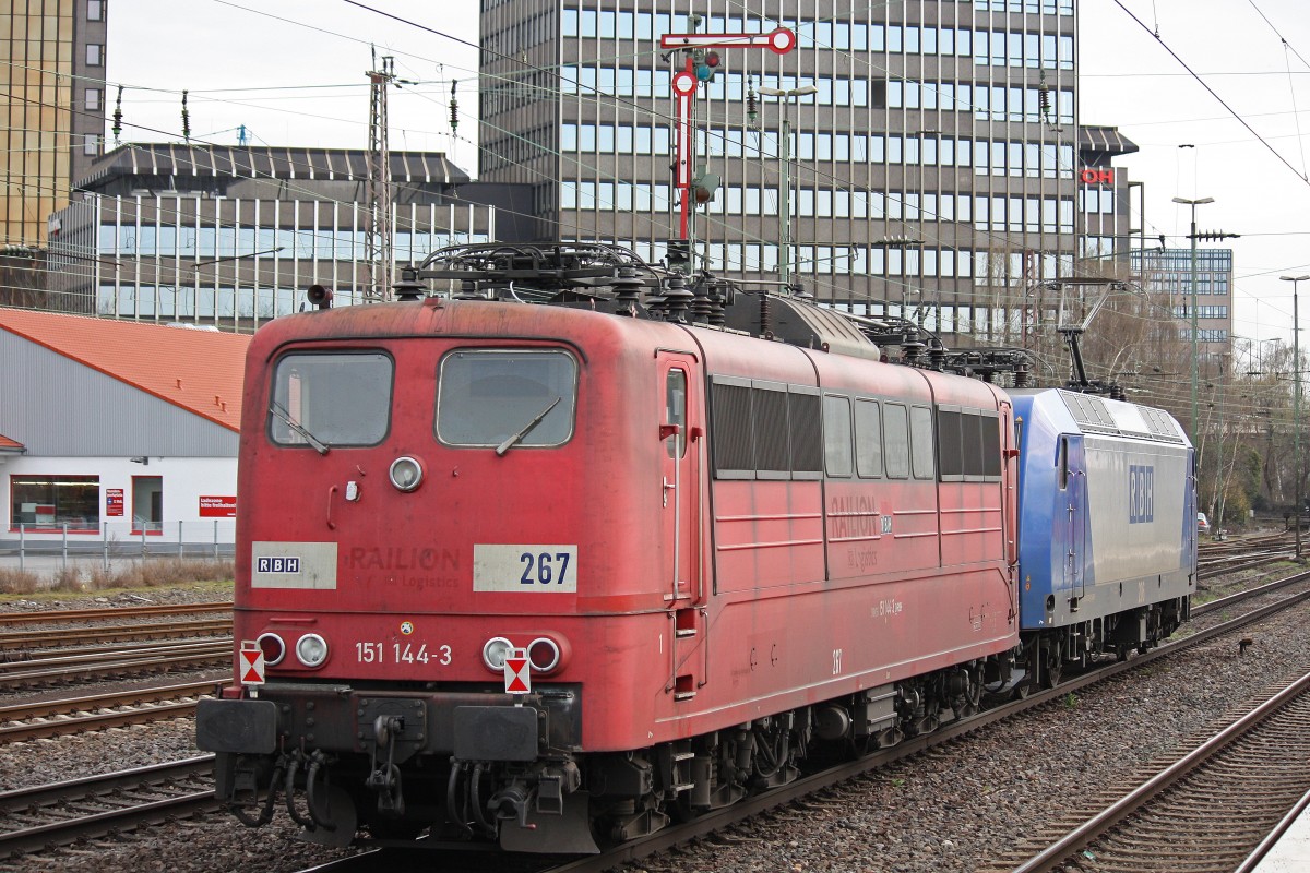 RBH 267 (151 144) wurde am 15.4.13 von RBH 206 (145-CL 206) durch Dsseldorf-Rath gezogen.