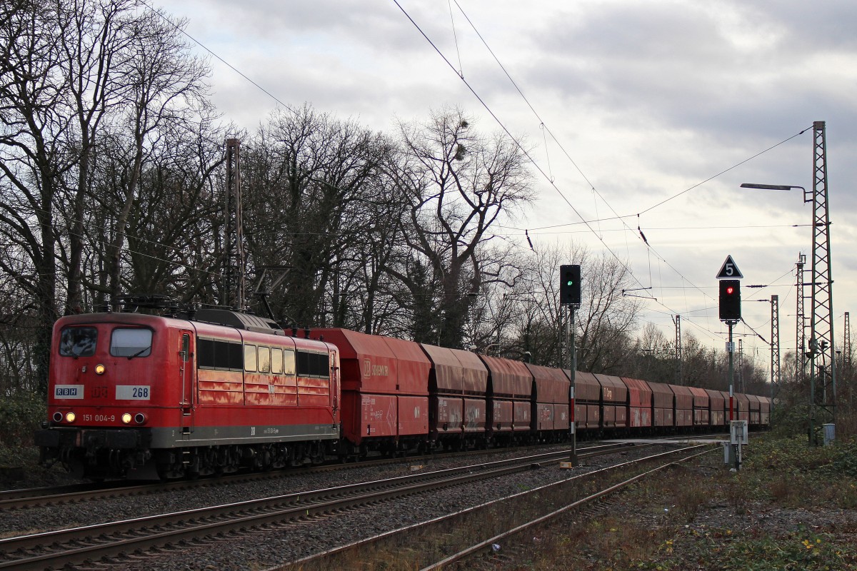 RBH 268 (151 004) am 22.12.13 mit einem Kohlezug in Ratingen-Lintorf. 