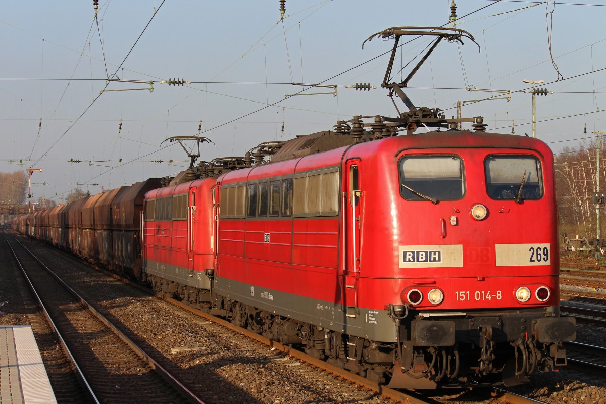 RBH 269 (151 014) mit einer weiteren RBH 151er und einem Kohlezug am 5.3.14 nach Plochingen in Düsseldorf-Rath.