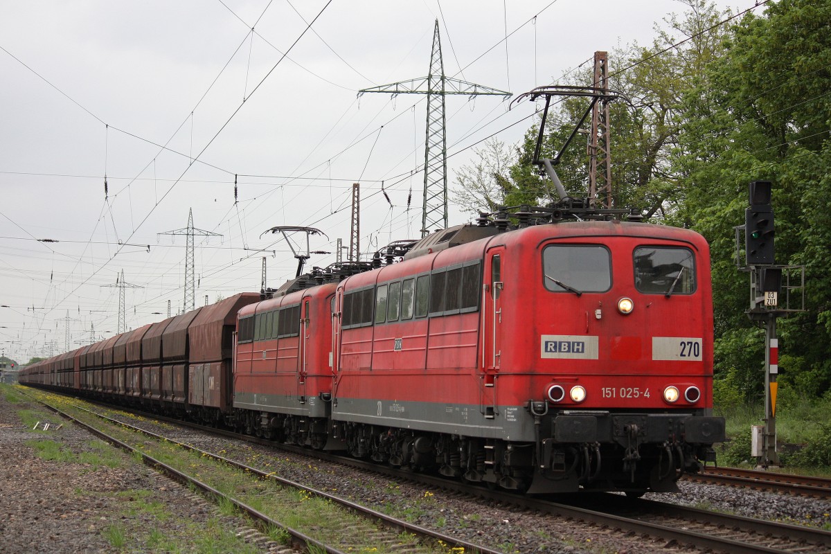 RBH 270 (151 025) am 14.5.13 mit einer weiteren RBH 151 und einem Kohlezug in Ratingen-Lintorf.