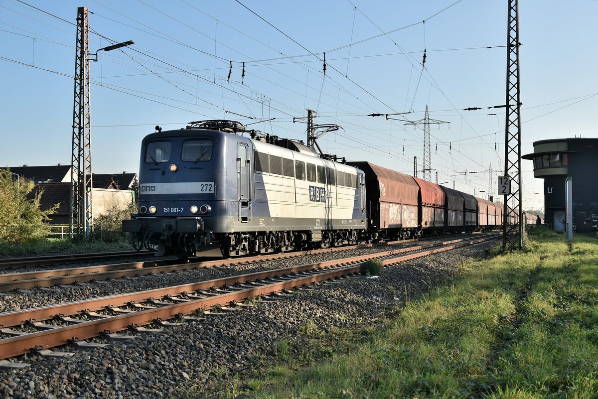RBH 272 alias 151 081-7 mit einem langen Selbstentladerzug am Haken in Lintorf. 4.11.2017
