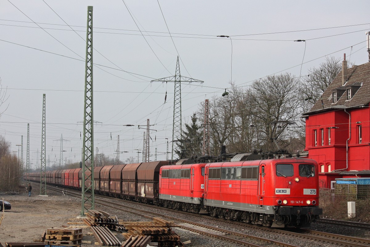 RBH 275 (151 004)+RBH 276 (151 151) zogen am 4.4.13 einen Kohlezug von Oberhausen-West nach Plochingen.Hier in Ratingen-Lintorf.