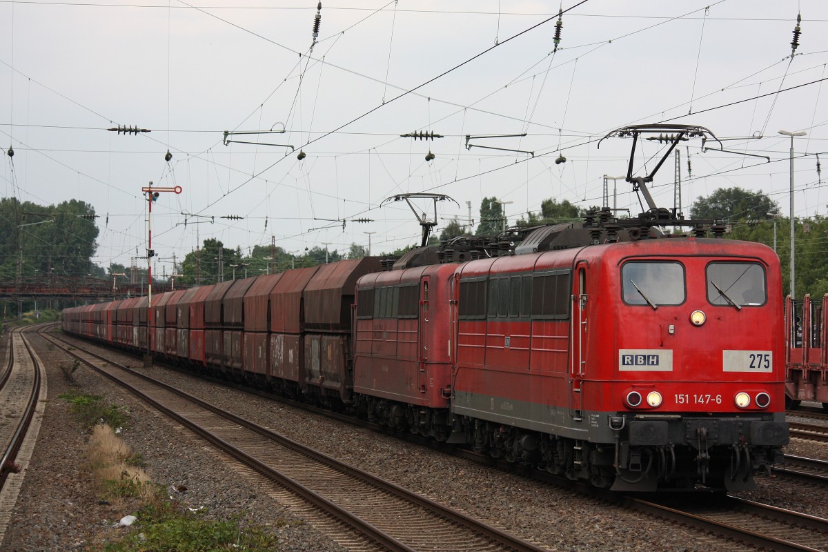 RBH 275 (151 147)+RBH 267 (151 144) am 4.7.13 mit einem Kohlezug  in Dsseldorf-Rath.
