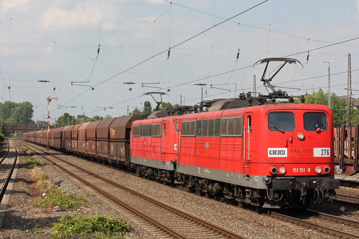 RBH 276 (151 151)+RBH 261 (151 038) am 5.6.13 mit einem Kohlezug in Düsseldorf-Rath.