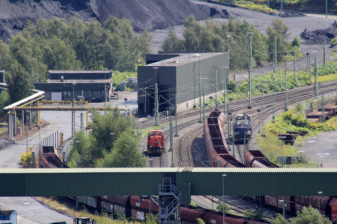 RBH 513 (wurde 2015 verschrottet) und eine RBH G1206 (deren Nummer mir unbekannt ist) auf dem Gelände der Zeche Prosper Haniel in Bottrop. Das Foto wurde von der Halde Beckstraße in Bottrop aufgenommen.
