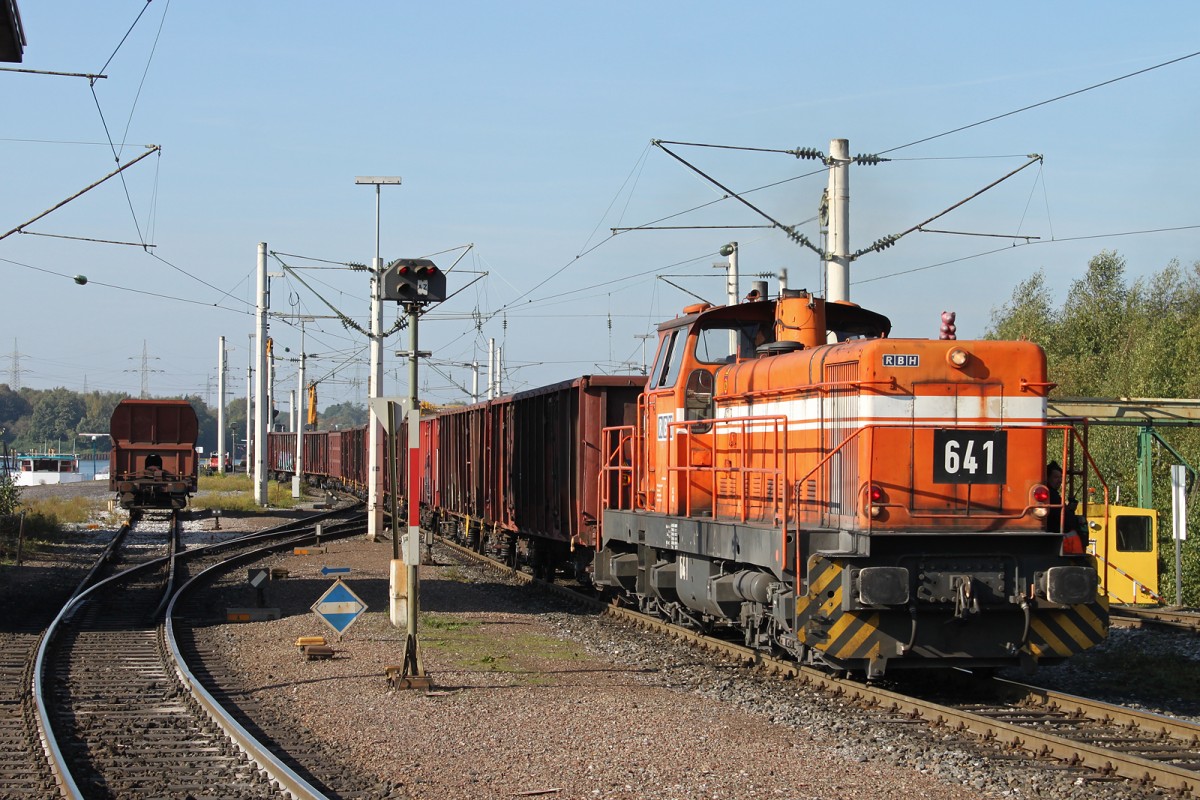 RBH 641 am 04.10.14 beim Rangieren im Hafen Prosper.  Das Bild ist mit Genehmigung der RBH vom RBH Gelände entstanden.