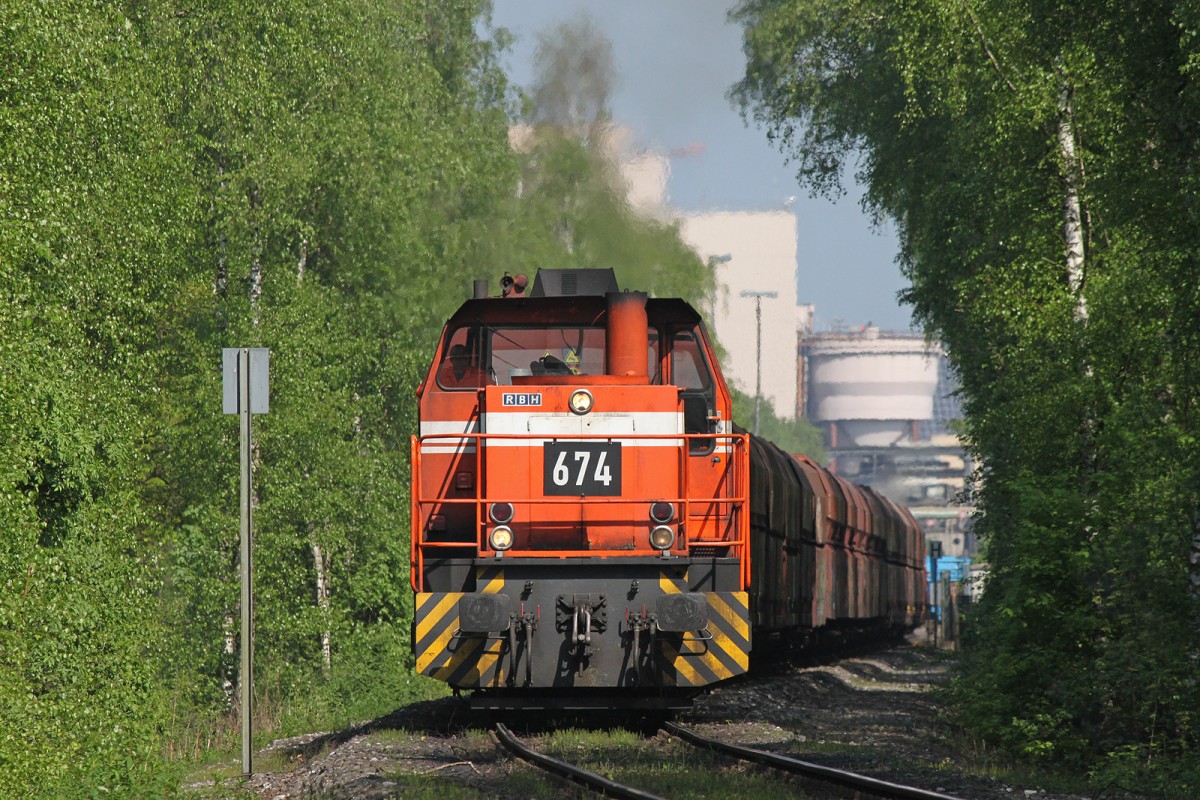 RBH 674 kam mit einem Kohlezug von der Kohleverladung auf Zeche Auguste Victoria und brachte diesen Zug dann nach Marl-Sinsen.
