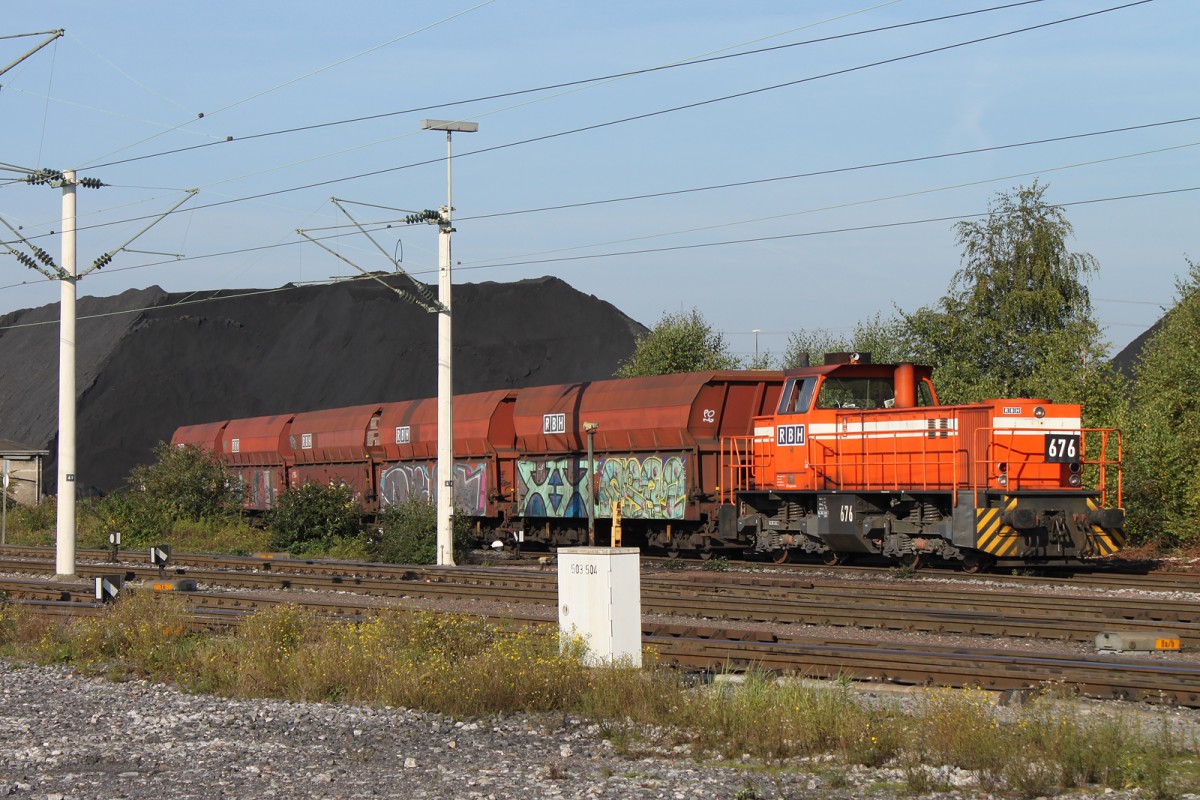 RBH 676 schiebt am 04.10.14 einen leeren Fal-Zug zur Kohlehalde im Hafen Prosper. Das Bild ist mit Genehmigung der RBH vom RBH Gelände entstanden.