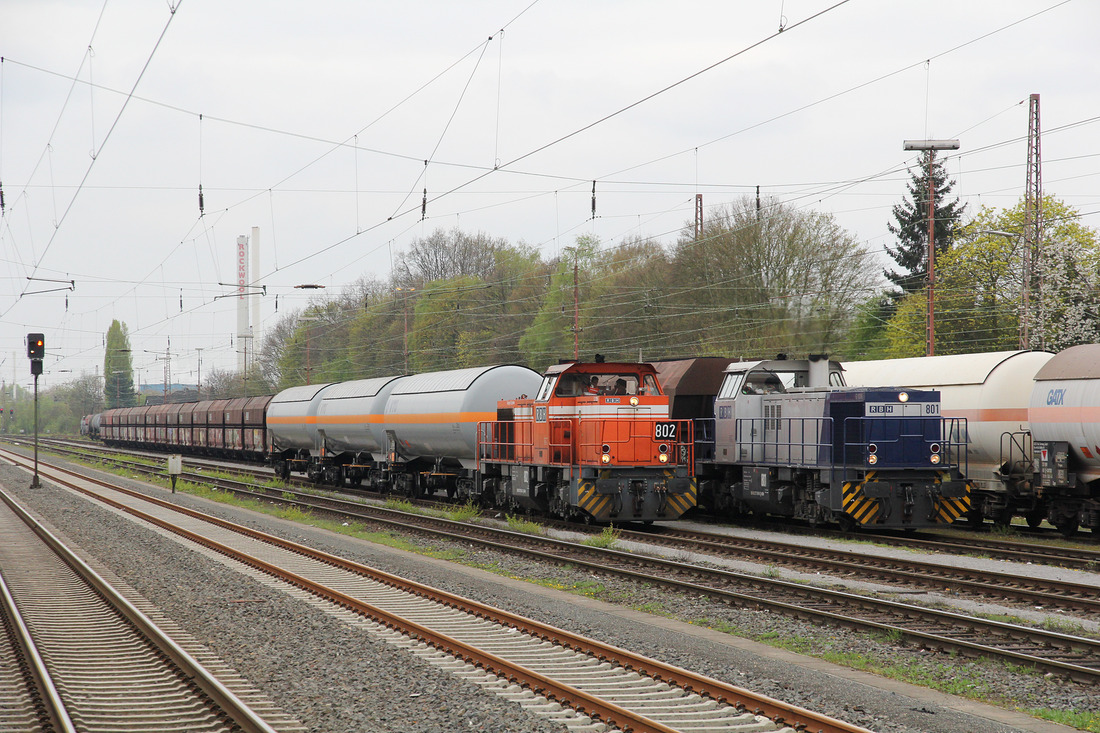 RBH 801 mit Kohle für das Uniper-Kraftwerk in Gelsenkirchen-Scholven.
RBH 802 auch mit Wagen für Scholven, jedoch für einen benachbarten Chemiebetrieb.
Aufgenommen am 8. April 2017 im Bahnhof Gladbeck West.
